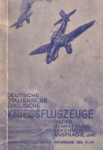 Deutsche, italienische, englische Kriegsflugzeuge. Bilder, Bewaffnung, Erkennen, Ansprache usw. Stand Winter 1940-1941. Zusammengestellt unter Mitwirkung des Rlm