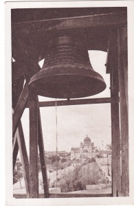 Craiova. Biserica Madona-Dudu, vazuta prin clopotnita catedralei Sf. D-tru (1945, necirculata)