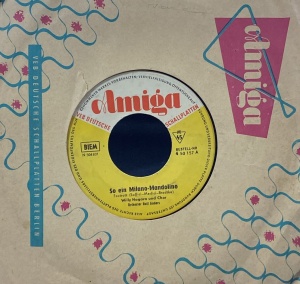 Willy Hagara und Chor - So ein Milano-Mandolino. Gitarren, Sonne und Meer