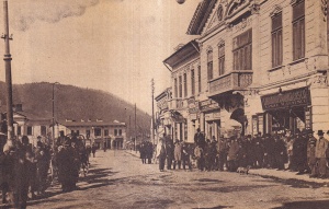 Piatra Neamt. Strada Petru Rares cu Piata (scrisa)
