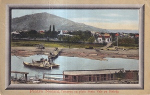 Piatra Neamt. Trecerea cu plute Peste Vale pe Bistrita (circulata 1915)
