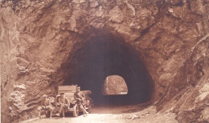 Tunel Cheile Bicazului, 3 barbati si autoturism de epoca. Foto Kahan Gheorghieni (anii 1920)