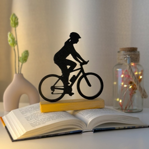 Decoratiune Casa, Biciclista – DECORADI®, Eco-friendly, Baza din Lemn Natural, Design Modern, Negru 17cm – Cadou sau Decoratiune de interior ideala pentru ciclisti, Printat 3D din PLA Eco(plastic biodegradabil) - Img 1