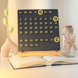 Calendar decorativ birou – Perpetuu, DECORADI®, Eco-friendly, Baza din Lemn Natural, Design Abstract, negru / galben, 23cm – Cadou sau Decoratiune de interior cu design modern, Printat 3D din PLA ECO (plastic biodegradabil)