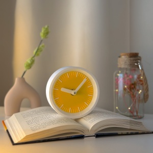 Ceas de birou - Mecanism SILENTIOS – DECORADI®, Eco-friendly, Design Modern, Colectie Kaleia, Alb / Galben, Diametru 11cm – Cadou sau Ceas de camera decorativ cu design modern, Printat 3D din PLA ECO (plastic biodegradabil)