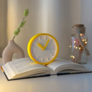Ceas de birou - Mecanism SILENTIOS – DECORADI®, Eco-friendly, Design Modern, Colectie Spectrum, Alb / Galben, Diametru 11cm – Cadou sau Ceas de camera decorativ cu design modern, Printat 3D din PLA ECO(plastic biodegradabil)