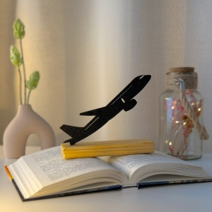 Decoratiune Casa, Avion – DECORADI®, Eco-friendly, Baza din Lemn Natural, Design Modern, Negru 10.5cm – Cadou sau decoratiune de interior ideala pentru iubitorii de aviatie, Printat 3D din PLA Eco (plastic biodegradabil)