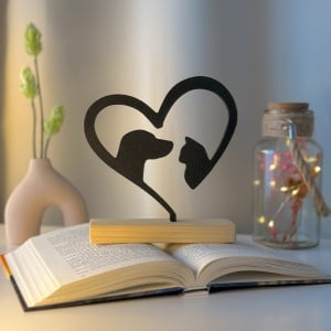 Decoratiune Casa, Caine si pisica in inimioara – DECORADI®, Eco-friendly, Baza din Lemn Natural, Design Modern, Negru 20cm – Cadou sau Decoratiune de interior ideala pentru iubitorii de animale, Printat 3D din PLA Eco (plastic biodegradabil)