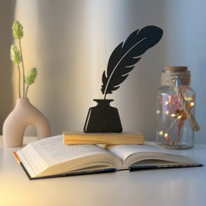 Decoratiune Casa, Calimara cu pana de scris – DECORADI®, Eco-friendly, Baza din Lemn Natural, Design Abstract, Negru 20.5cm – Cadou sau Decoratiune de interior ideala pentru iubitorii scrisului, Printat 3D din PLA (plastic biodegradabil)
