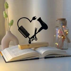 Decoratiune Casa, hair stylist – DECORADI®, Eco-friendly, Baza din Lemn Natural, Design Modern, Negru 14 cm – Cadou sau Decoratiune de interior ideala pentru frizeri, Printat 3D din PLA Eco (plastic biodegradabil)