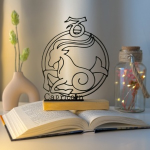 Decoratiune Casa, zodia CAPRICORN – DECORADI®, Eco-friendly, Baza din Lemn Natural, Design Abstract, Negru 19 cm – Cadou sau Decoratiune de interior cu design modern, Printat 3D din PLA Eco (plastic biodegradabil)