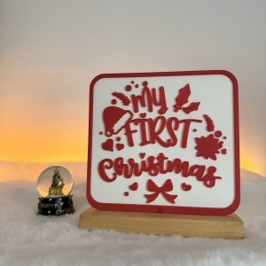 Decorațiune Crăciun, „My First Christmas”– Eco-friendly, Baza din Lemn Natural, Alb/Rosu, 17cm, Handmade, Decor Interior Birou, Sufragerie, Cadou Crăciun, Printat 3D din PLA Eco (plastic biodegradabil), DECORADI® - Img 2