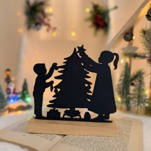 Decorațiune Crăciun, Copii Împodobind Bradul– Eco-friendly, Baza din Lemn Natural, Negru, 16cm, Handmade, Decor Interior Birou, Sufragerie, Cadou Crăciun, Printat 3D din PLA Eco (plastic biodegradabil), DECORADI®