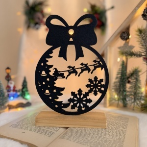 Decorațiune Crăciun, Glob cu Fundiță, Moș Crăciun și Fulgi de Zăpadă – Eco-friendly, Baza din Lemn Natural, Negru 22cm, Handmade, Decor Interior Birou, Sufragerie, Cadou Crăciun, Printat 3D din PLA Eco (plastic biodegradabil), DECORADI®