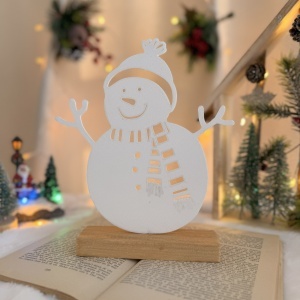 Decorațiune Crăciun, Om de Zăpadă – Eco-friendly, Baza din Lemn Natural, Alb, 21.5 cm, Handmade, Decor Interior Birou, Sufragerie, Cadou Crăciun, Printat 3D din PLA Eco (plastic biodegradabil), DECORADI®