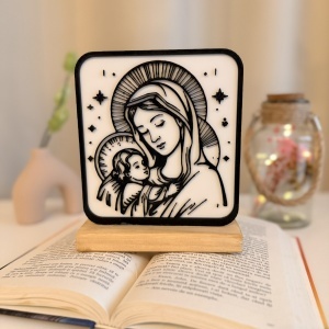 Decoratiune religioasa Fecioara Maria cu Pruncul – DECORADI®, Eco-friendly, Baza din Lemn Natural, Design Modern, Alb / Negru 17 cm – Cadou sau Decoratiune de interior spirituala si minimalista, Printat 3D din PLA Eco (plastic biodegradabil)
