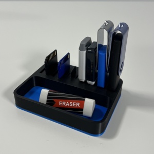 Organizator 4 Memorii USB, 4 Carduri SD, 3 Carduri MicroSD + Minitavita, Multifunctional, Albastru/Negru, 9 X 7 cm, imprimat 3D din PLA (Bioplastic)