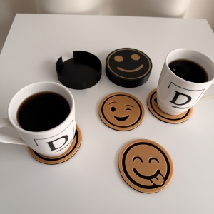 Set 4 suporturi / coastere pahare, Emoji, rotund, diametru 9 cm, Negru / Auriu, cutie inclusa, imprimate 3D - Img 4