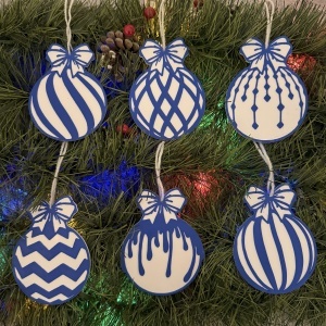 Set 6 ornamente brad Craciun Eco-friendly, Alb/Albastru, diametru 9 cm, Cadou Crăciun, Printat 3D din PLA Eco (plastic biodegradabil), DECORADI®