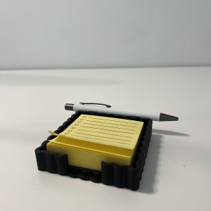 Suport pentru notite de birou cu spatiu dedicat pentru pixuri + sablon pentru liste personalizate, Negru, 9.5 cm, imprimat 3D din PLA (Bioplastic)