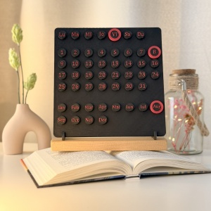 Calendar decorativ birou – Perpetuu, DECORADI®, Eco-friendly, Baza din Lemn Natural, Design Abstract, negru / rosu, 23cm – Cadou sau Decoratiune de interior cu design modern, Printat 3D din PLA ECO (plastic biodegradabil)