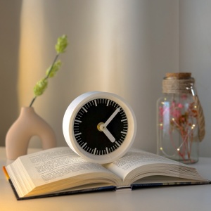 Ceas de birou - Mecanism SILENTIOS – DECORADI®, Eco-friendly, Design Modern, Colectie Kaleia, Alb /Negru, Diametru 11cm – Cadou sau Ceas de camera decorativ cu design modern, Printat 3D din PLA ECO (plastic biodegradabil)