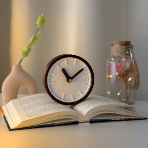 Ceas de birou - Mecanism SILENTIOS – DECORADI®, Eco-friendly, Design Modern, Colectie Spectrum, Alb / Maro deschis, Diametru 11cm – Cadou sau Ceas de camera decorativ cu design modern, Printat 3D din PLA ECO(plastic biodegradabil)