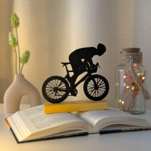 Decoratiune Casa, Biciclist – DECORADI®, Eco-friendly, Baza din Lemn Natural, Design Modern, Negru 14.5cm – Cadou sau Decoratiune de interior ideala pentru ciclisti, Printat 3D din PLA Eco(plastic biodegradabil)