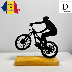 Decoratiune Casa, Biciclist – DECORADI®, Eco-friendly, Baza din Lemn Natural, Design Modern, Negru 15cm – Cadou sau Decoratiune de interior ideala pentru ciclisti, Printat 3D din PLA Eco (plastic biodegradabil) - Img 2