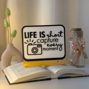 Decoratiune Casa, Capture Every Moment – DECORADI®, Eco-friendly, Baza din Lemn Natural, Design Modern, alb / negru 15cm – Cadou sau Decoratiune de interior ideala pentru iubitorii de fotografie, Printat 3D din PLA ECO (plastic biodegradabil)