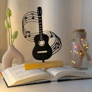 Decoratiune Casa, Chitara & Portativ – DECORADI®, Eco-friendly, Baza din Lemn Natural, Design Modern, Negru 21cm – Cadou sau decoratiune de interior ideala pentru iubitorii de muzica, Printat 3D din PLA Eco (plastic biodegradabil)