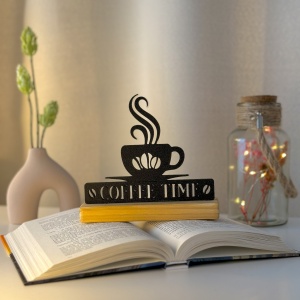 Decoratiune Casa, Coffee Time – DECORADI®, Eco-friendly, Baza din Lemn Natural, Design Modern, Negru 16cm – Cadou sau Decoratiune de interior ideala pentru iubitorii de cafea, Printat 3D din PLA(plastic biodegradabil)