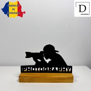Decoratiune Casa, Fotograf – DECORADI®, Eco-friendly, Baza din Lemn Natural, Design Modern, Negru 10cm – Cadou sau Decoratiune interior ideala pentru iubitorii de fotografie, Printat 3D din PLA ECO (plastic biodegradabil) - Img 2