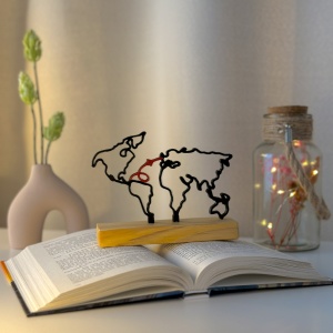 Decoratiune Casa, Harta Lumii – DECORADI®, Eco-friendly, Baza din Lemn Natural, Design Modern, Negru 11.5cm – Cadou sau Decoratiune de interior ideala pentru iubitorii de calatorii, Printat 3D din PLA ECO (plastic biodegradabil)