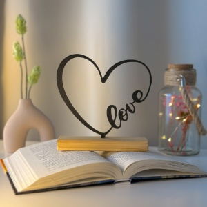 Decoratiune Casa, Inima LOVE – DECORADI®, Eco-friendly, Baza din Lemn Natural, Cadoul Perfect pentru persoana IUBITA, Negru 15 cm – Decoratiune de interior cu Design Modern, Printat 3D din PLA Eco (plastic biodegradabil)