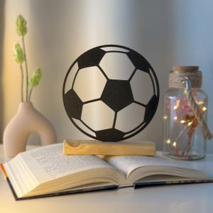 Decoratiune Casa, Minge de Fotbal – DECORADI®, Eco-friendly, Baza din Lemn Natural, Design Abstract, Negru 17cm – Cadou sau Decoratiune de interior ideala pentru iubitorii de sport, Printat 3D din PLA Eco (plastic biodegradabil)