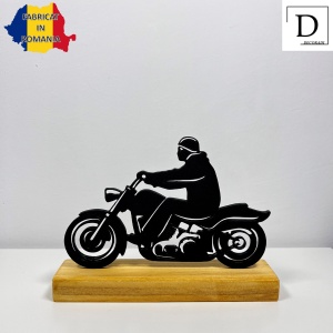 Decoratiune Casa, Motociclist – DECORADI®, Eco-friendly, Baza din Lemn Natural, Design Modern, Negru 12cm – Cadou sau Decoratiune de interior ideala pentru iubitorii de Moto, Printat 3D din PLA ECO(plastic biodegradabil) - Img 2