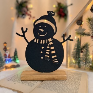 Decorațiune Crăciun, Om de Zăpadă – Eco-friendly, Baza din Lemn Natural, Negru 21cm, Handmade, Decor Interior Birou, Sufragerie, Cadou Crăciun, Printat 3D din PLA Eco (plastic biodegradabil), DECORADI®