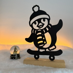 Decorațiune Crăciun, Pinguin pe Skateboard – Eco-friendly, Baza din Lemn Natural, Negru 21.5cm, Handmade, Decor Interior Birou, Sufragerie, Cadou Crăciun, Printat 3D din PLA Eco (plastic biodegradabil), DECORADI® - Img 2