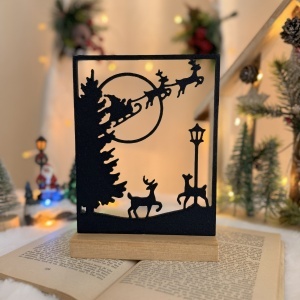 Decorațiune Crăciun Scenă cu Moș Crăciun și Reni – Eco-friendly, Baza din Lemn Natural, Negru 19cm, Handmade, Decor Interior Birou, Sufragerie, Cadou Crăciun, Printat 3D din PLA Eco (plastic biodegradabil), DECORADI®