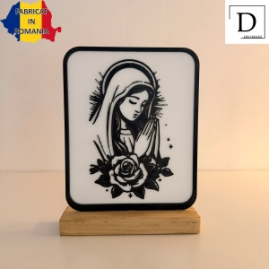Decoratiune religioasa Fecioara Maria in rugaciune – DECORADI®, Eco-friendly, Baza din Lemn Natural, Design Modern, Alb / Negru 19 cm – Cadou sau Decoratiune de interior spirituala si minimalista, Printat 3D din PLA Eco (plastic biodegradabil) - Img 2