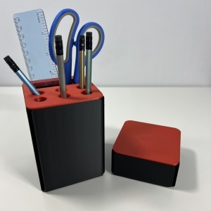 Set organizator de birou multifunctional, Suport 6 instrumente de scris si accesorii (12 X 9 X 9 CM) + Cutiuta suplimentara cu capac (4 X 9 X 9 CM), Rosu/Negru, imprimat 3D din PLA (Bioplastic)
