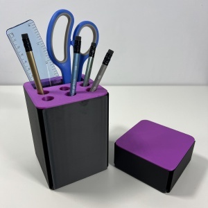 Set organizator de birou multifunctional, Suport 6 instrumente de scris si accesorii (12 X 9 X 9 CM) + Cutiuta suplimentara cu capac (4 X 9 X 9 CM), Mov/Negru, imprimat 3D din PLA (Bioplastic)