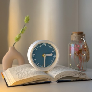 Ceas de birou - Mecanism SILENTIOS – DECORADI®, Eco-friendly, Design Modern, Colectie Kaleia, Alb / Albastru inchis, Diametru 11cm – Cadou sau Ceas de camera decorativ cu design modern, Printat 3D din PLA ECO (plastic biodegradabil)