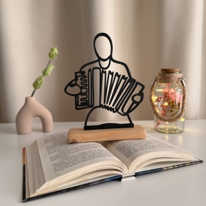 Decoratiune Casa, Acordeonist, DECORADI®, Eco-friendly, Baza din Lemn Natural, Cadoul pentru Lautari, Negru, 19 cm – Decoratiune de interior cu Design Modern, Printat 3D din PLA Eco (plastic biodegradabil)