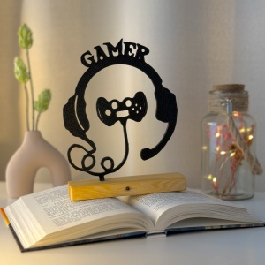 Decoratiune Casa, Casti Gaming – DECORADI®, Eco-friendly, Baza din Lemn Natural, Design Modern, Negru 17cm – Cadou sau Decoratiune de interior ideala pentru iubitorii de jocuri video, Printat 3D din PLA (plastic biodegradabil)