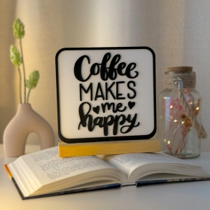 Decoratiune Casa, Coffee Makes Me Happy – DECORADI®, Eco-friendly, Baza din Lemn Natural, Design Modern, alb/negru 17cm – Cadou sau Decoratiune de interior ideala pentru iubitorii de cafea, Printat 3D din PLA(plastic biodegradabil)