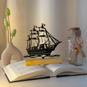 Decoratiune Casa, Corabie – DECORADI®, Eco-friendly, Baza din Lemn Natural, Design Modern, Negru 15cm – Cadou sau Decoratiune de interior ideala pentru iubitorii de calatorii, Printat 3D din PLA Eco(plastic biodegradabil)