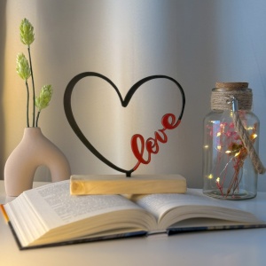 Decoratiune Casa, Inima LOVE – DECORADI®, Eco-friendly, Baza din Lemn Natural, Cadoul Perfect pentru persoana IUBITA, Negru / Rosu 15 cm – Decoratiune de interior cu Design Modern, Printat 3D din PLA Eco (plastic biodegradabil)