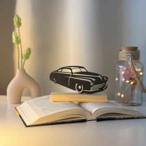 Decoratiune Casa, Masina Clasica Anii '40 – DECORADI®, Eco-friendly, Baza din Lemn Natural, Cadou sau Decoratiune de interior pentru ideala iubitorii de masini, Design Modern, Negru 9cm, Printat 3D din PLA Eco (plastic biodegradabil)